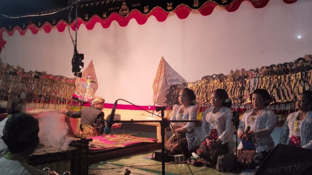 Wayang Kulit Lakon Gatotkaca Wisuda Meriahkan Kenduri Sedeqah Bumi Di Desa Jawa Tengah Sungai Ambawang