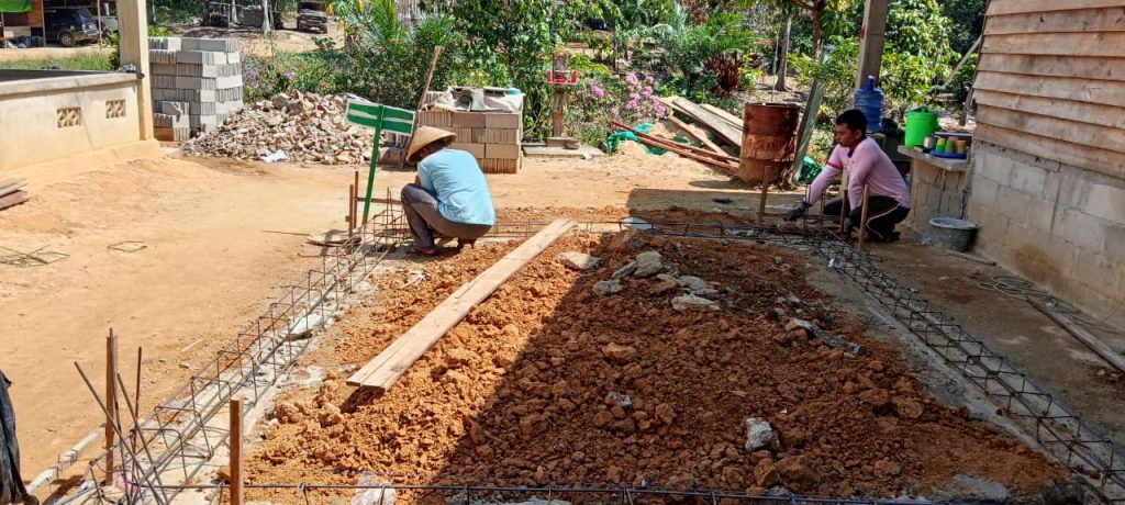 Kukuhkan Semangat Toleransi di Gambir Satgas TMMD Reguler ke-125 Kodim 1202/Skw Bangun Ulang Pekong dan Rehab Gereja.