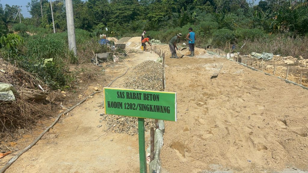Satgas TMMD Reguler ke-125 Kodim 1202/Skw Bersama masyarakat Percepat Pengerjaan Rabat Beton.