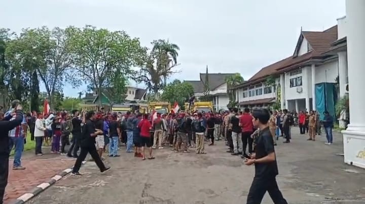 Massa Dusun Nangka Geruduk Kantor Bupati Mempawah, Ancam Tutup Paksa PT AHAL