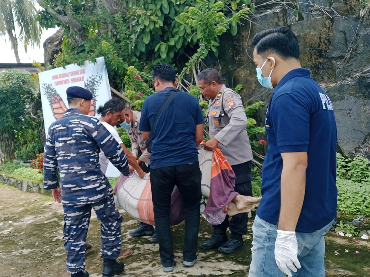 Personel Posbabinpotmar Pemangkat Kodaeral XII Bantu Evakuasi Penemuan Mayat di Pantai Tanjung Batu