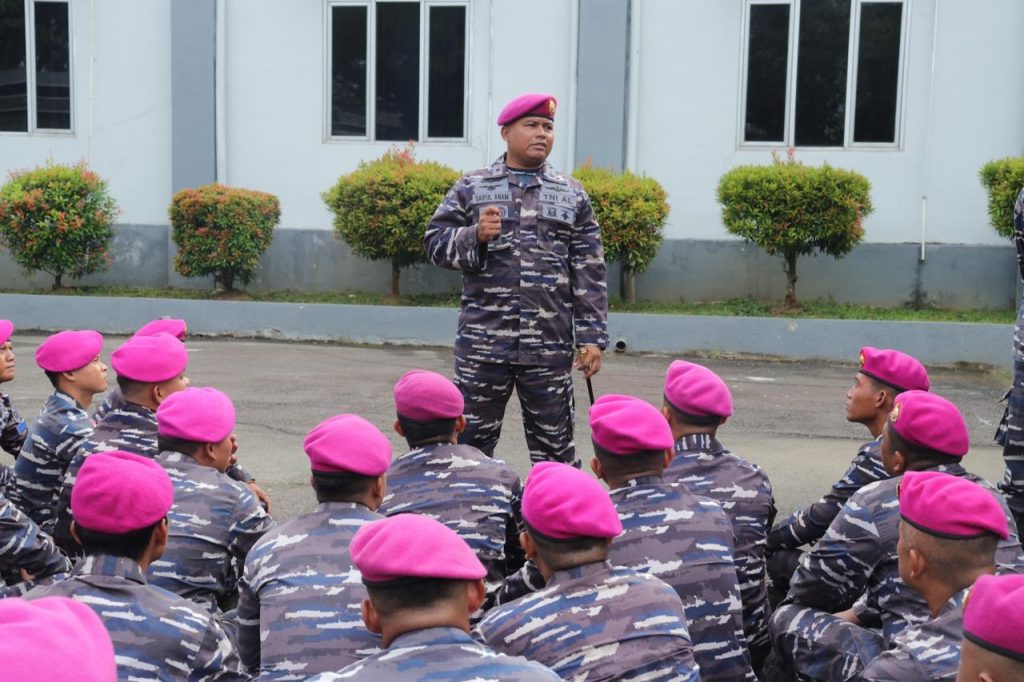 Prajurit Yonmarhanlan XII/Ptk Bantu Tenangkan Aksi Demonstran Agar Tidak Anarkis