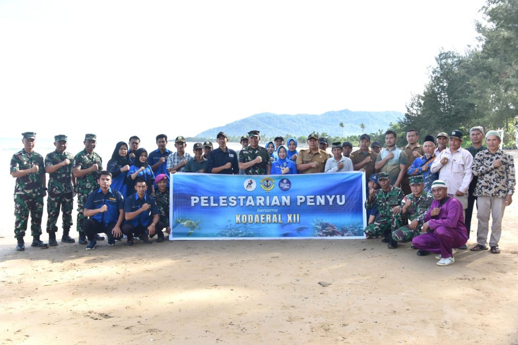 Dukung Pelestarian Alam, Kodaeral XII Gelar Pelepasan Penyu di Pantai Camar Bulan