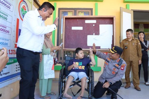 Kapolres Melawi Serahkan Kursi Roda, Senyum Bahagia Waigianto dan Dirga