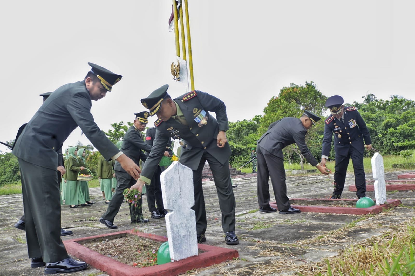 Ziarah Nasional HUT TNI ke-80: Dandim 1201/Mempawah Bersama Forkopimda Tabur Bunga di TMP Putra Bangsa