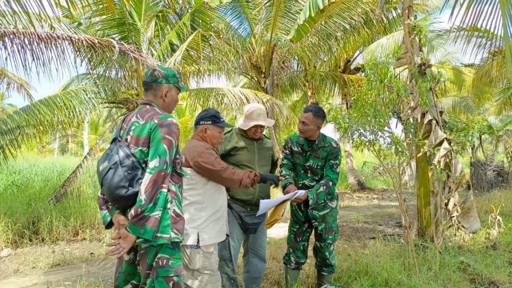 Danramil 1201-01/Jungkat Dampingi Plt. Kadistan Kabupaten Mempawah Mengecek Lokasi Cetak Sawah yang Dikerjakan Kodim 1201/Mempawah