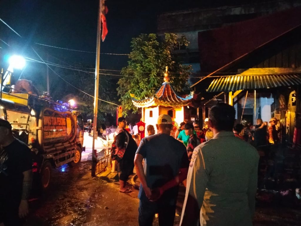 Kebakaran Altar Sam Bong Lin Than, Petugas dan Warga Sigap Padamkan Api di Singkawang Barat