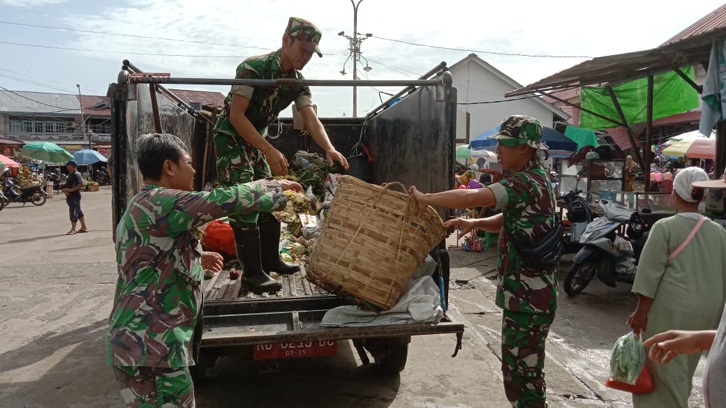 TNI, Polri, Pemda dan Instansi Terkait Bersinergi Gelar Karya Bakti Bersihkan Pasar Sebukit Rama pada Hari Juang TNI AD ke-80