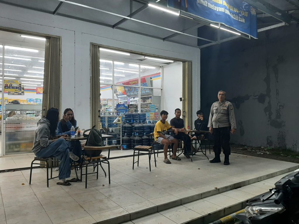 Tekan Aksi Kriminal, Polsek Mandor Lakukan Patroli Malam
