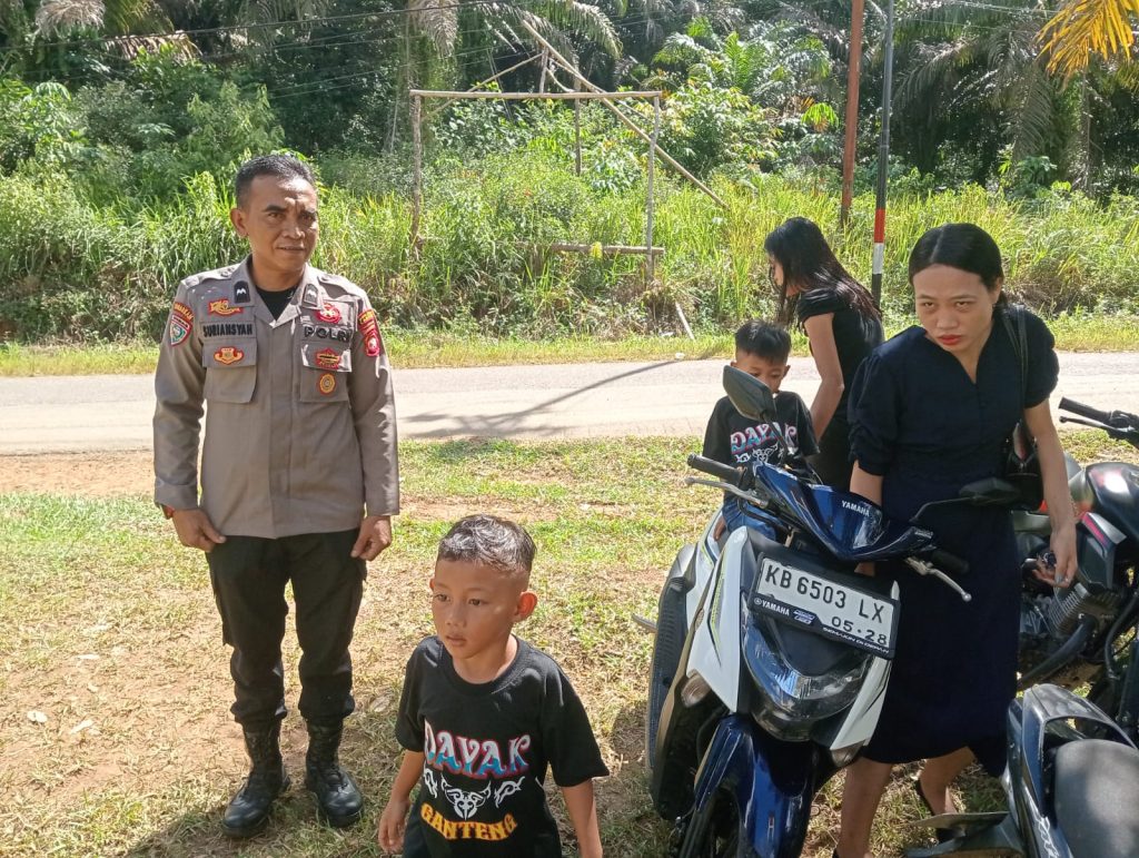 Humanis dan Bersahabat, Kanit Binmas Polsek Sebangki Sambangi Warga Lewat Patroli Dialogis