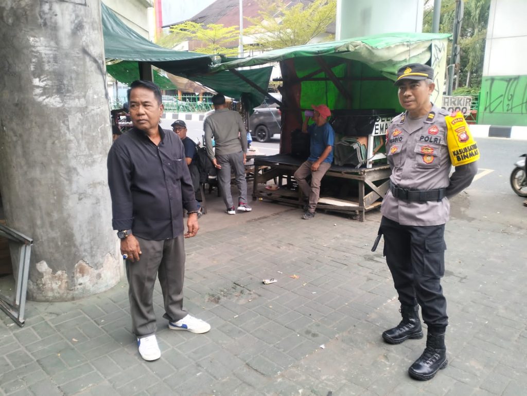 Jaga Kekhusyukan Natal dan Tahun Baru, Sub Satgas Binmas Sambangi Warga di Pasar Tengah Pontianak