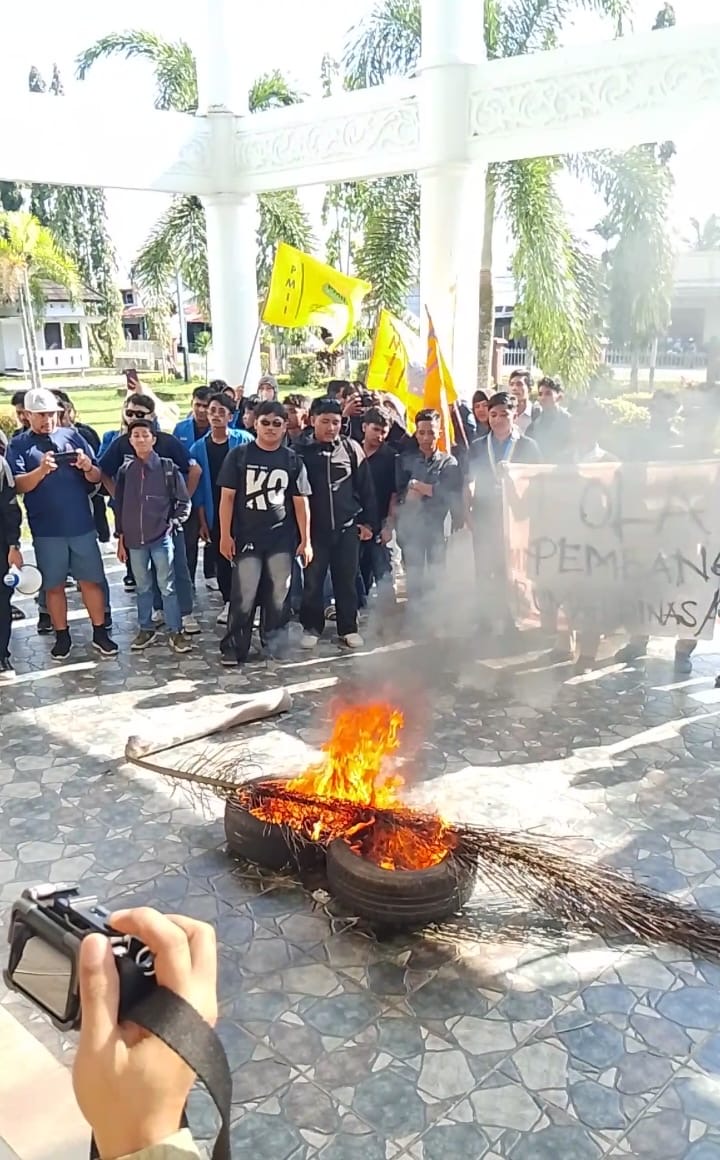 Mahasiswa Geruduk DPRD Mempawah, Soroti Anggaran Pendopo Rp 15 Miliar