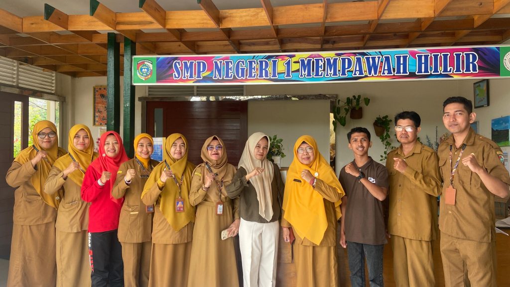 Tumbuhkan Kesadaran Lingkungan Sejak Dini, Siswa SMPN 1 Mempawah Hilir Terjun Langsung Bibit Mangrove