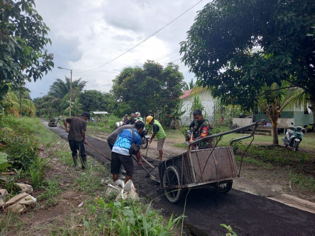 Membangun Bersama Warga, Babinsa Koramil 01/Sambas Bantu Pengaspalan Jalan Gang