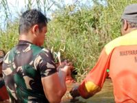 Cegah Banjir, Babinsa Roban Pimpin Kerja Bakti Pembersihan Sungai