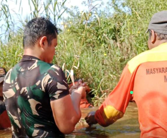 Cegah Banjir, Babinsa Roban Pimpin Kerja Bakti Pembersihan Sungai