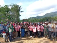 Dukung Program Pemerintah, Anggota Koramil 02/Sejangkung Bersama Gapoktan Bemban Laksanakan Semai Benih Padi Perdana