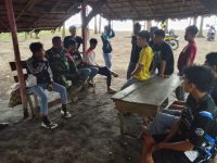 Jalin Keakraban Babinsa Tanah Hitam Komsos Bersama Anak Muda Yang Sedang Berlibur ke Pantai