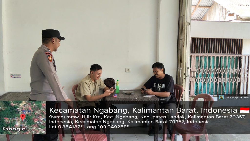 Berikan Pesan Kamtibmas Kepada Masyarakat Yang Ditemui Saat Personil Polsek Ngabang Melaksanakan Patroli