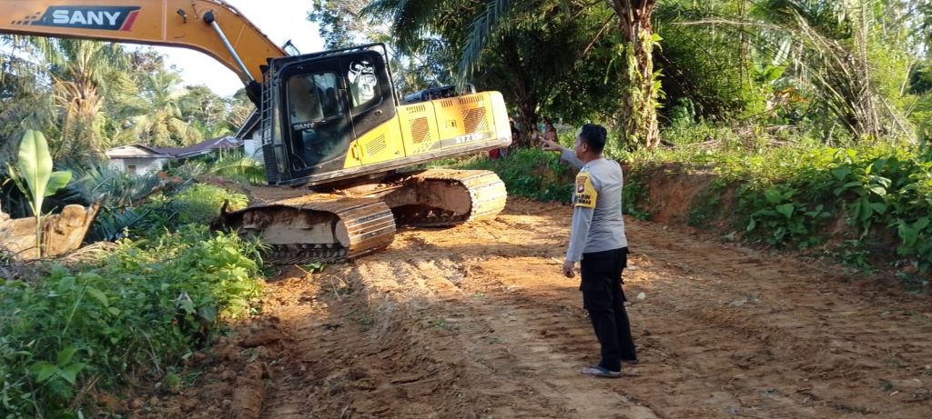 Di Bawah Terik Matahari, Sinergi Polisi dan Warga Bangun Akses Listrik Desa Nyiin
