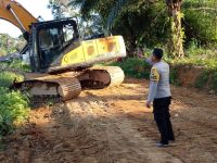 Di Bawah Terik Matahari, Sinergi Polisi dan Warga Bangun Akses Listrik Desa Nyiin