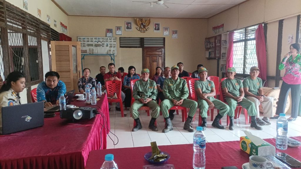 Koramil 1204-02/Sekayam Babinsa Desa Kenaman Berikan Pembinaan Linmas dan Pelatihan Tim Siaga Bencana
