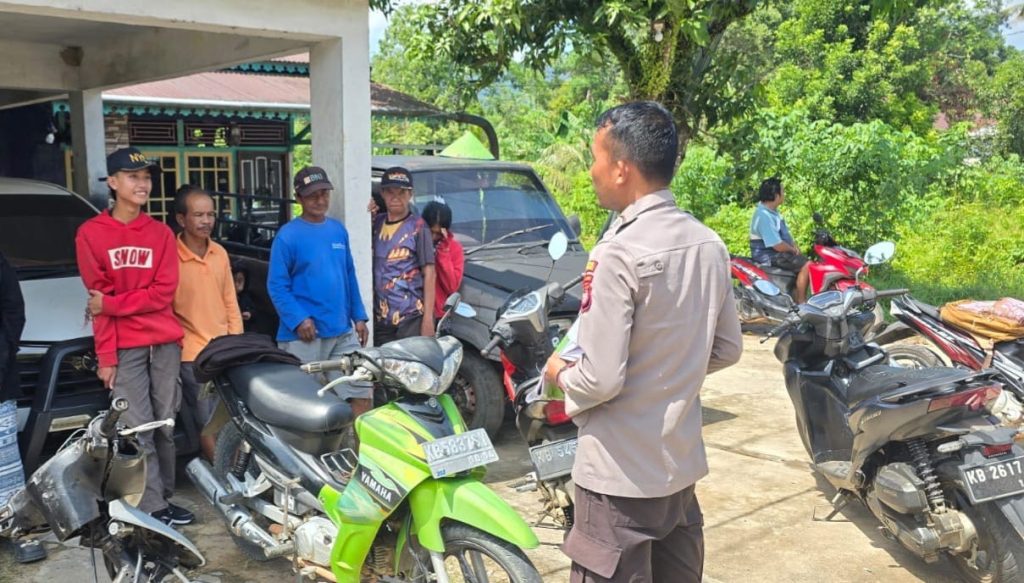 Patroli Siang, Personel Polsek Menjalin Ajak Warga Jaga Kamtibmas Tetap Kondusif