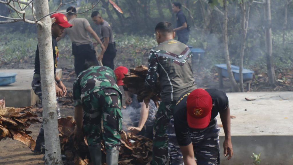 Pantai Keramat Kepiting “Diserbu” Pasukan Gabungan: TNI–Polri dan Warga Kompak Bersih-Bersih Objek Wisata