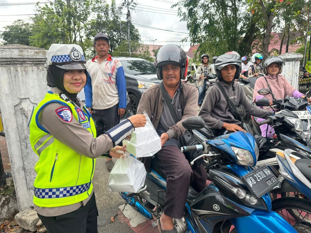 Dirlantas Polda Kalbar Bersama Polwan Berbagi Takjil di Tugu Digulis, Wujudkan Polri Humanis di Bulan Ramadan
