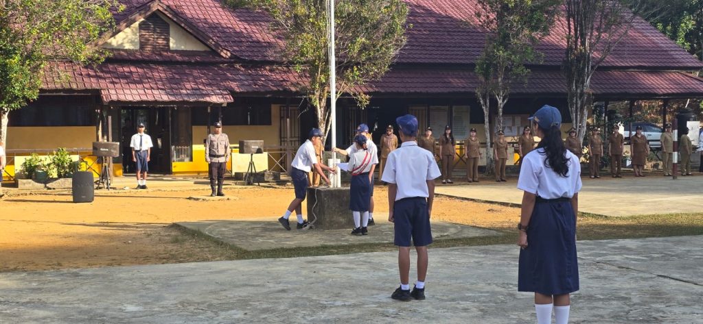 Polisi Jadi Pembina Upacara, Tanamkan Disiplin dan Karakter Siswa SMPN 2 Mandor