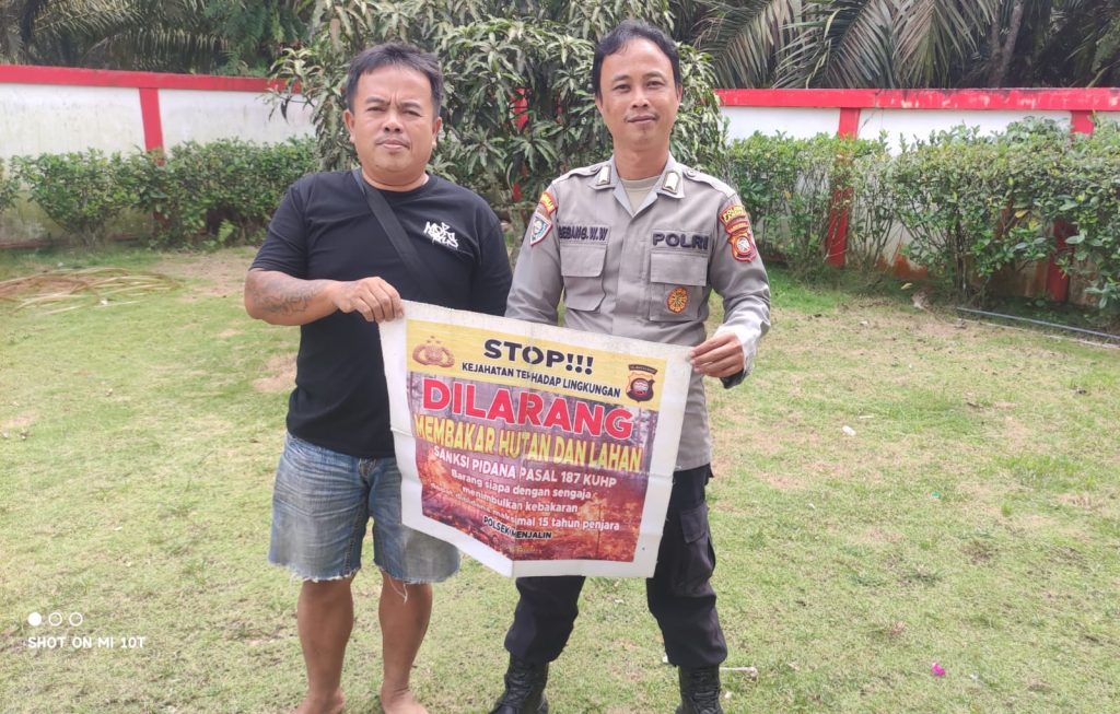 Personel Polsek Menjalin Gencarkan Patroli dan Himbauan Karhutla di Desa Menjalin