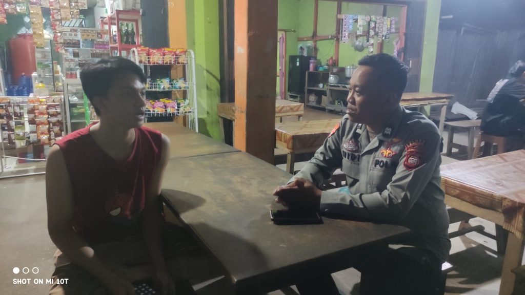 Patroli Malam Polsek Menjalin Antisipasi Gangguan Kamtibmas di Pasar Menjalin
