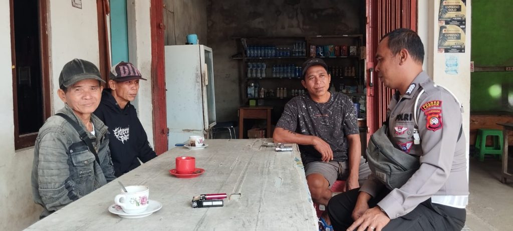 Kanit Lantas Polsek Mempawah Hulu Laksanakan Patroli Sambang, Ajak Warga Jaga Kamtibmas