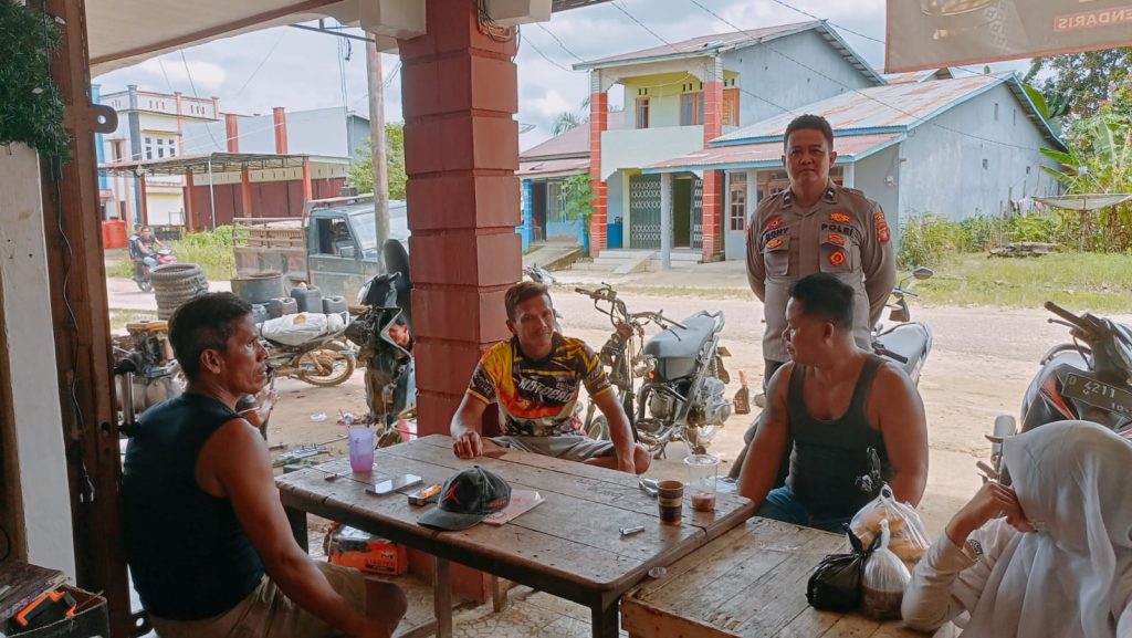 Personel Polsek Kuala Behe Saat Patroli Ajak Warga Bersama Jaga Kamtibmas Yang Kondusif