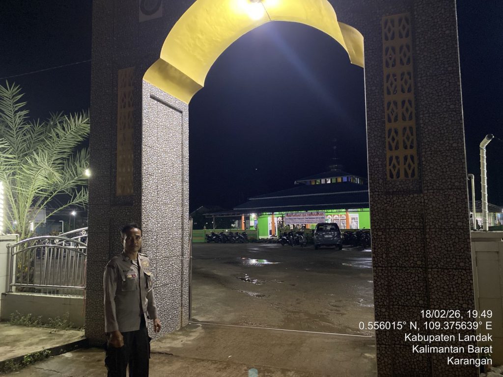 Personel Polsek Mempawah Hulu Amankan Ibadah Salat Tarawih di Masjid Nurul Bustanul Jannah Karangan