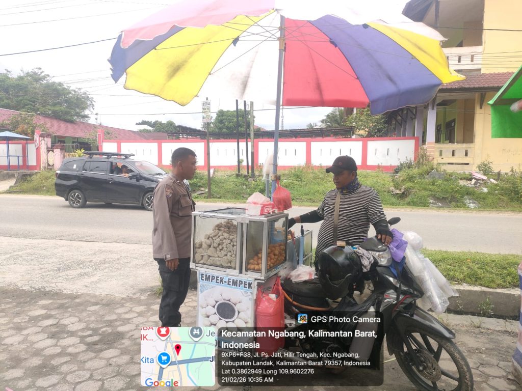 Polsek Ngabang Laksanakan Patroli Sambil Berdialog Bersama Masyarakat Untuk Menjaga Situasi Kamtibmas Aman