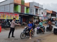 Polsek Mempawah Hulu Berbagi Takjil, Wujud Kepedulian di Bulan Suci Ramadhan