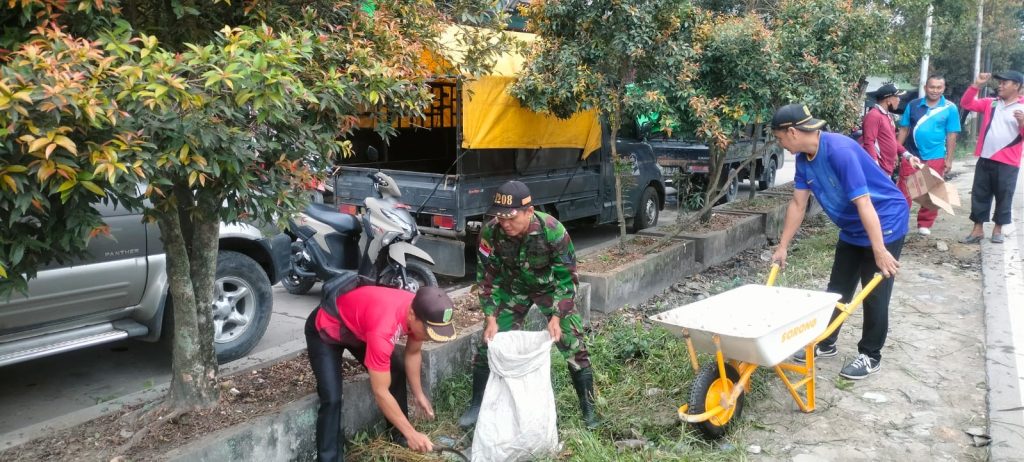 Babinsa Tebas Kuala Koramil 03/Tebas Bersama Warga Laksanakan Pembersihan Sampah di Tepi Jalan Raya