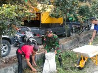 Babinsa Tebas Kuala Koramil 03/Tebas Bersama Warga Laksanakan Pembersihan Sampah di Tepi Jalan Raya