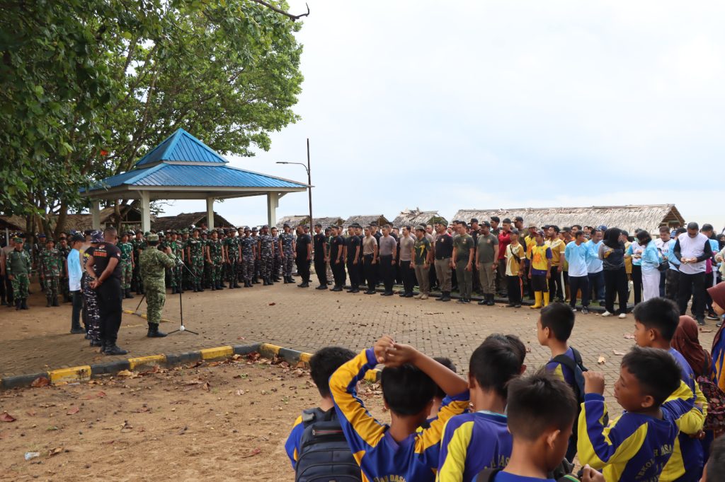 Program Gerakan ASRI” Polres Ketapang Bersama Forkopimda Dan Pelajar Laksanakan Kerja Bakti Kebersihan Di Pantai Pecal