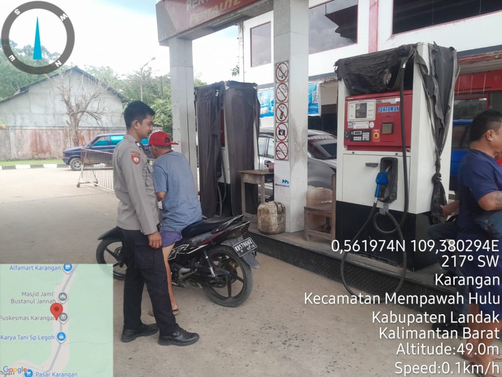 Pastikan Stok BBM Aman, Personel Polsek Mempawah Hulu Sambangi SPBU