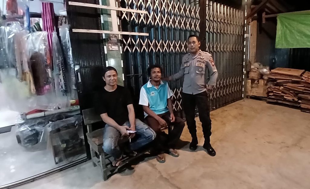 Patroli Rutin Polsek Menjalin, Pastikan Situasi Pasar Tetap Aman dan Kondusif