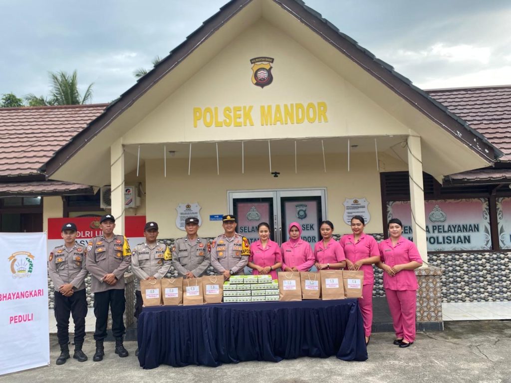Aksi Humanis Polsek Mandor: Kapolsek dan Bhayangkari Turun Langsung Bagikan Takjil untuk Pengendara
