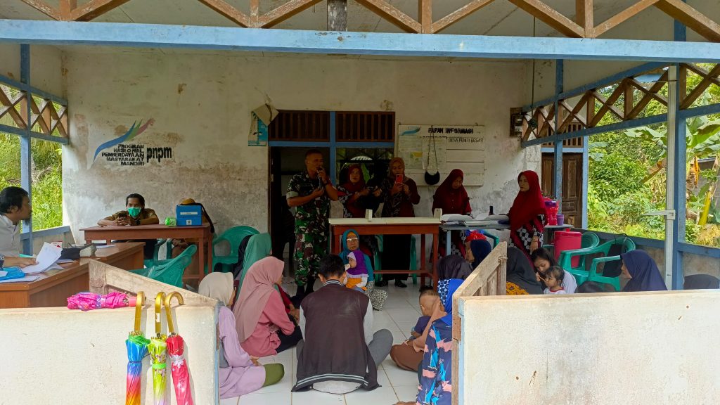 Babinsa Koramil 1201-01/Jungkat Aktif dalam Kegiatan Posyandu sebagai Wujud Kepedulian dan Kesehatan Balita