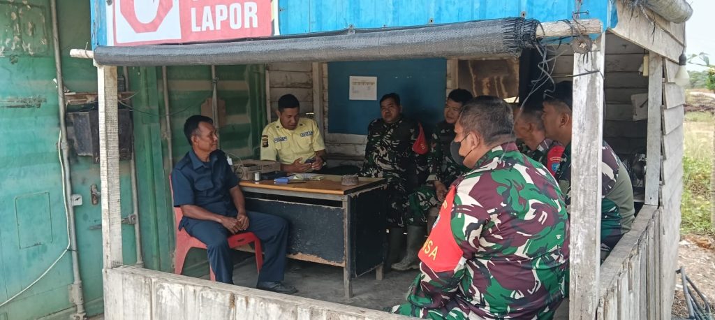 Langkah Preventif Cegah Karhutla, Prajurit Koramil Sungai Kunyit Turun Langsung Patroli dan Edukasi Warga