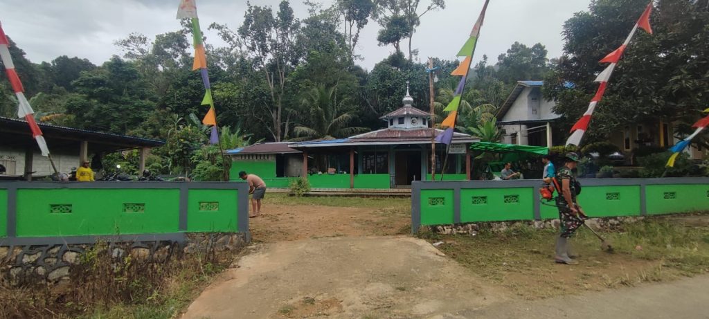 Wujudkan Kenyamanan Ibadah, Kodim 1209/Bengkayang Gelar Karya Bakti Bersih-bersih Masjid