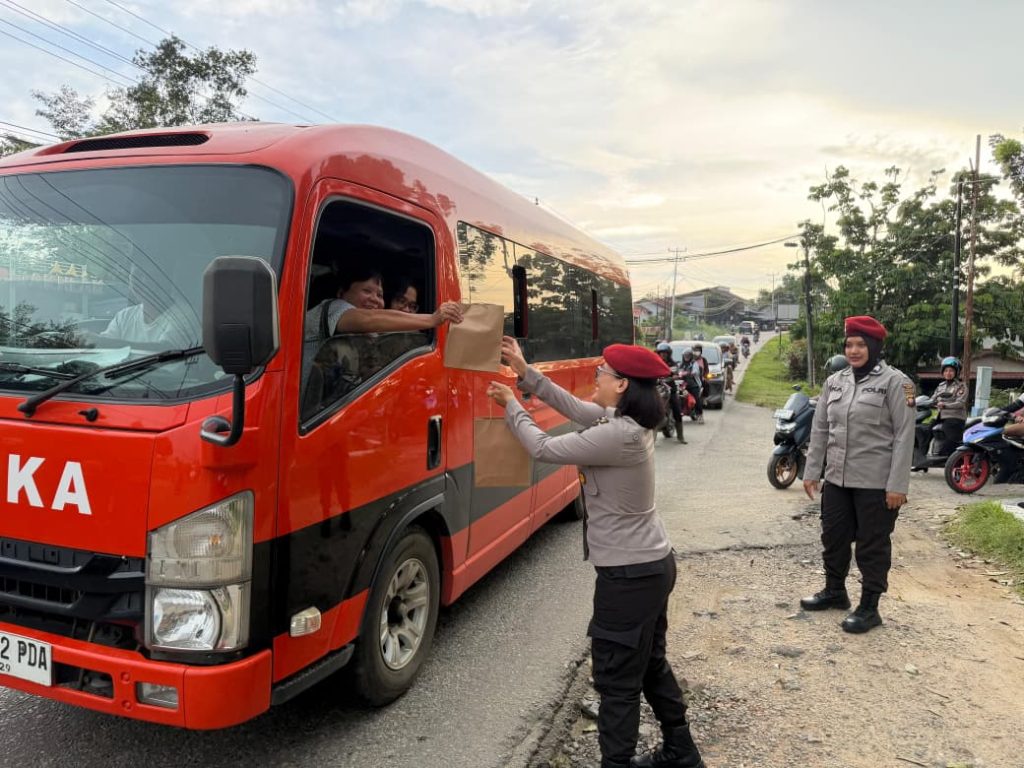 Aksi Humanis di Bulan Ramadhan, Satreskrim Polres Landak Bagikan Takjil untuk Masyarakat