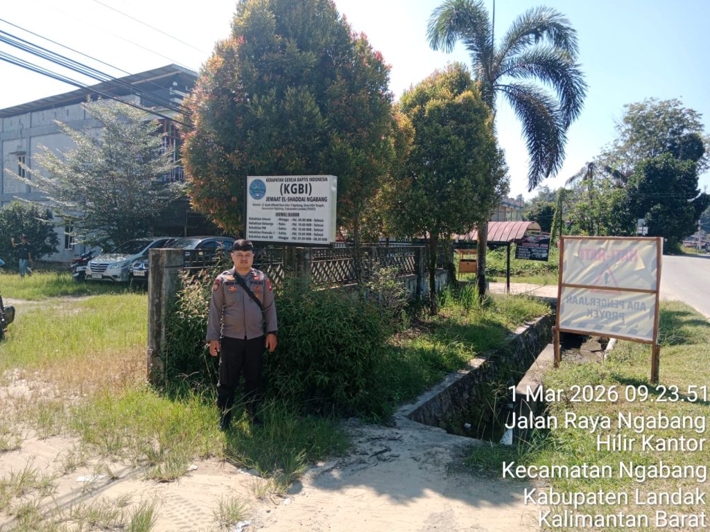 Situasi Kamtibmas Dalam Keadaan Aman Dan Kondusif Saat Personil Polsek Ngabang Laksanakan Pengamanan Giat Ibadah Minggu Di Gereja.