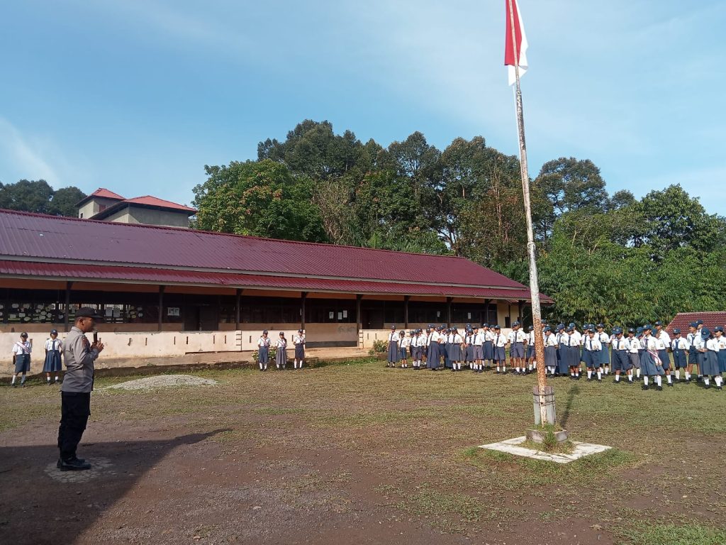 Bhabinkamtibmas Polsek Menyuke Menjadi Pembina Upacara Bendera Di Sekolahan SMPN 2 Menyuke