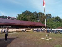 Bhabinkamtibmas Polsek Menyuke Menjadi Pembina Upacara Bendera Di Sekolahan SMPN 2 Menyuke